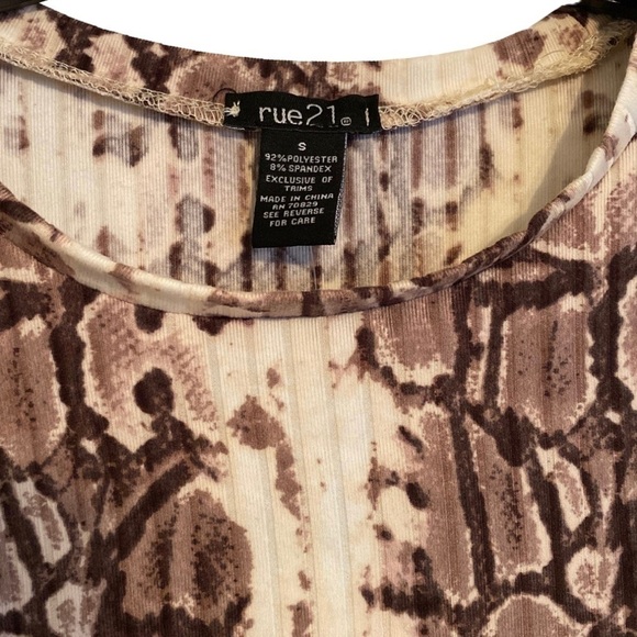 Rue21 Sz Small Brown & Tan Snake Skin Pattern & Side Cutout Long Sleeve Crop Top - Picture 3 of 5